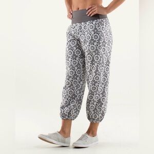 lululemon athletica Om Pants | Grey White Floral Cropped | Size 6 | Like new